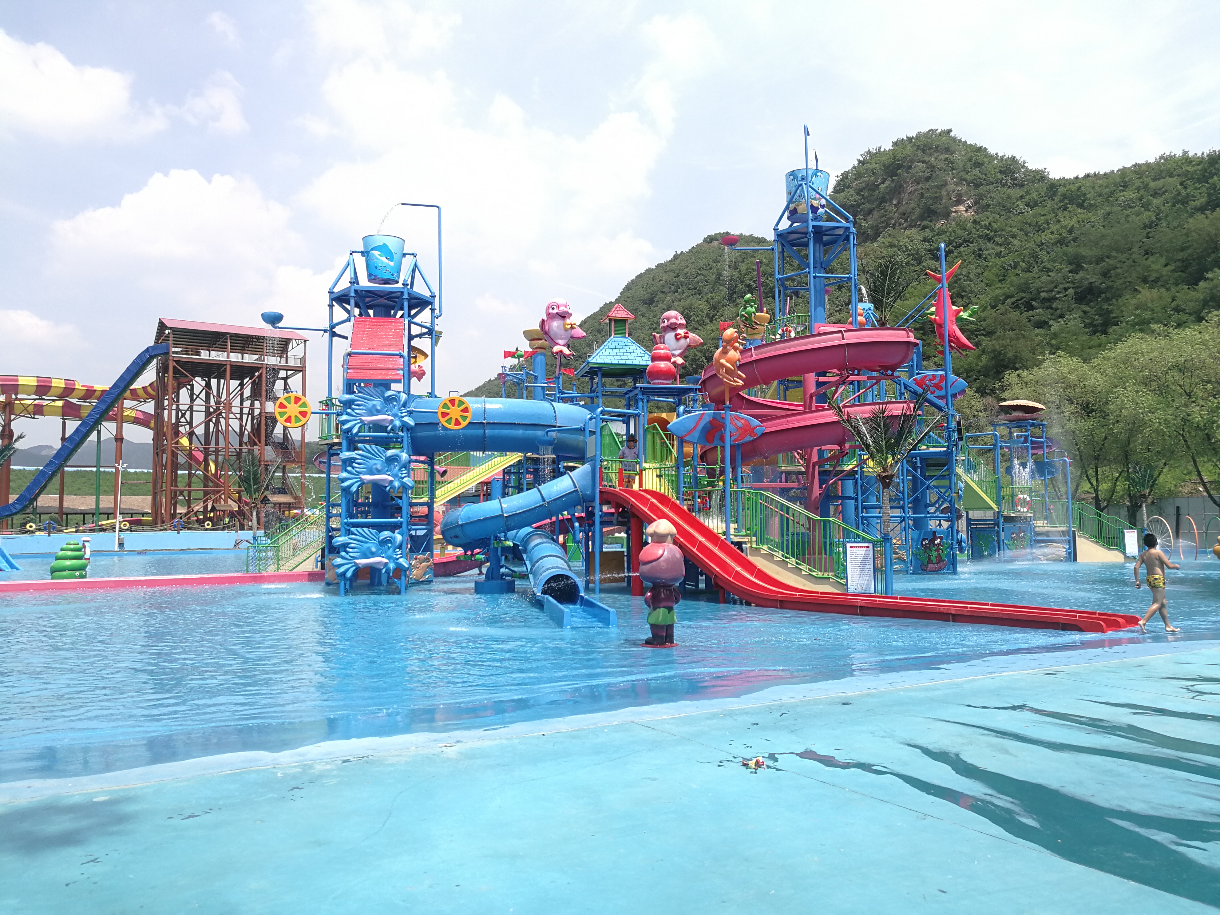 What are the specific classifications of water play equipmen